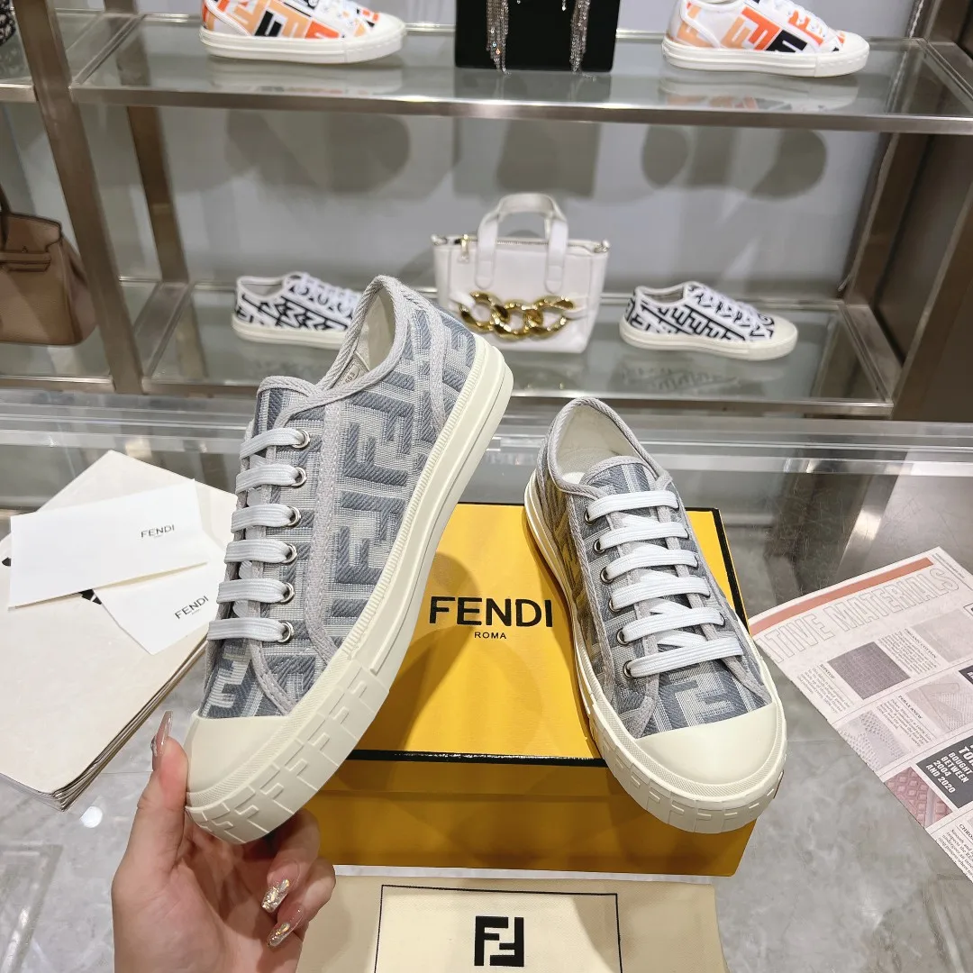Couple style 💰460❤️Fendi Fendi's latest couple canvas shoes ❑ Fabric: Original customized imported jacquard canvas material ❑ Inner lining: Imported canvas material ❑ Sole: Original molded non-slip TPU outsole ❑ Bottom thickness: 2.5cm ❑ Size: Women's 35-40/Men's 39-45